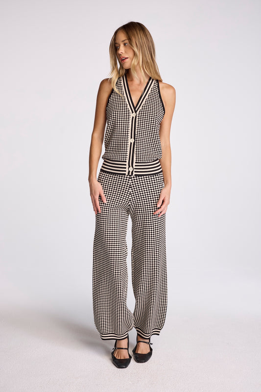 We are obsessed: a new and elevated jacquard check sweater set has arrived. The Jordan pants feature a contrast stripe waistband and cuff and an invisible side seam zipper. A relaxed and billowy fit, these are the perfect pants for on-the-go or simply...