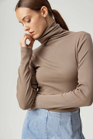We Are Sundays Women's KATYA TURTLENECK CARAMEL